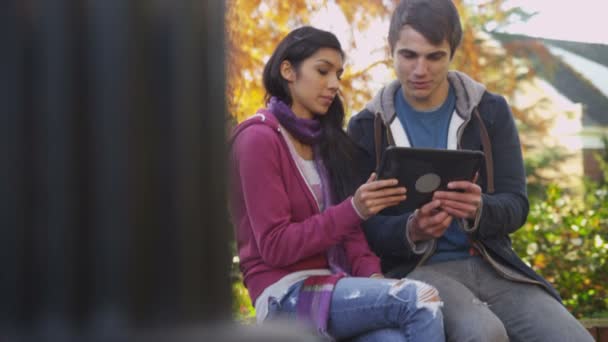 Estudantes usando tablet digital — Vídeo de Stock