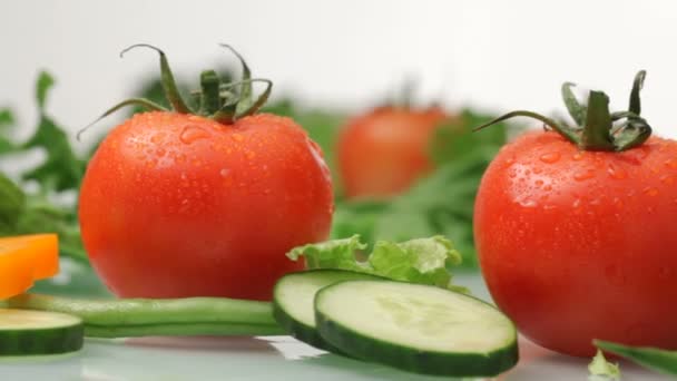 Овочі та інгредієнти салатів — стокове відео