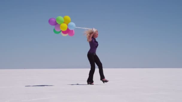 Frau springt mit Luftballons — Stockvideo