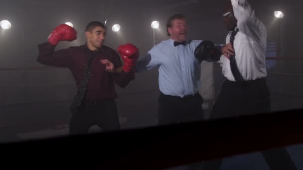 Empresarios de boxeo en ring — Vídeos de Stock