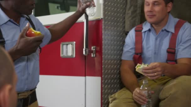昼食の消防士 — ストック動画