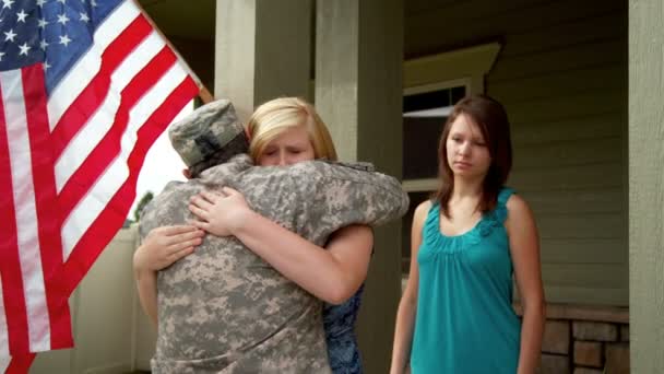 Family say goodbye to soldier — Stock Video