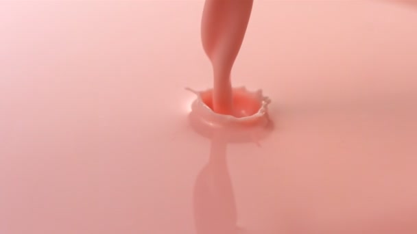 Verter leche de fresa — Vídeos de Stock