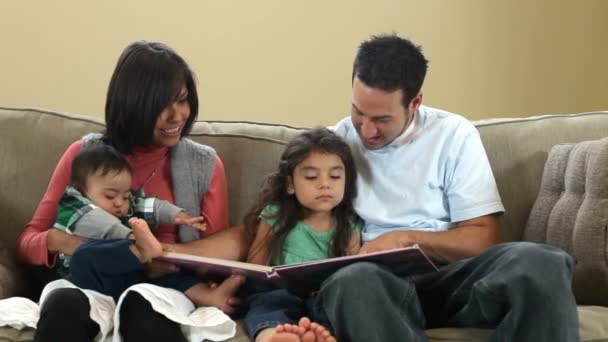 Η οικογένεια διαβάζει ένα βιβλίο — Αρχείο Βίντεο