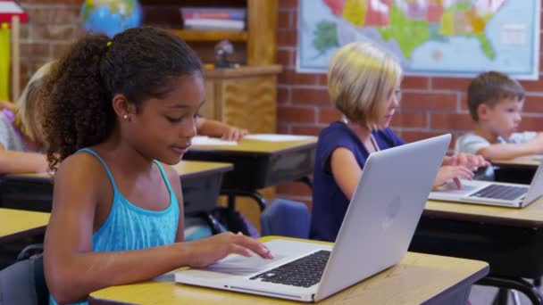 Estudantes da escola trabalham em computadores — Vídeo de Stock