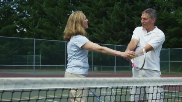 Paar bereiden om tennis te spelen — Stockvideo