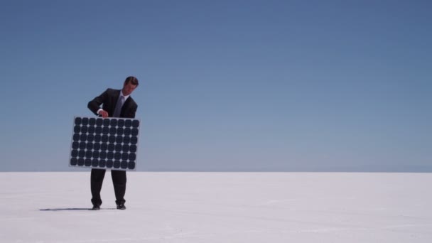 Homme d'affaires avec panneau solaire — Video