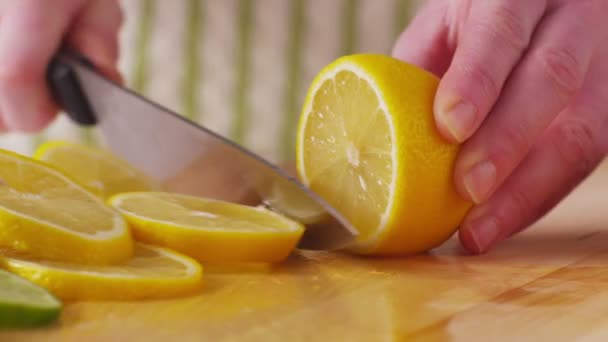 Slicing fresh lemons — Stock Video