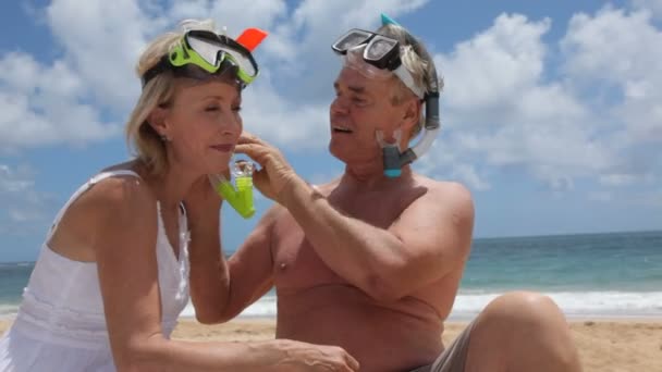 Casal com equipamento de snorkel — Vídeo de Stock