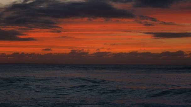 Oceano Pacífico ondulando ao entardecer — Vídeo de Stock