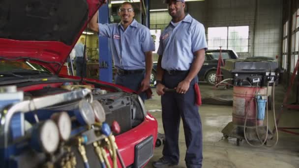Twee auto mechanica — Stockvideo