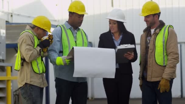 Retrato de los trabajadores de la construcción — Vídeos de Stock