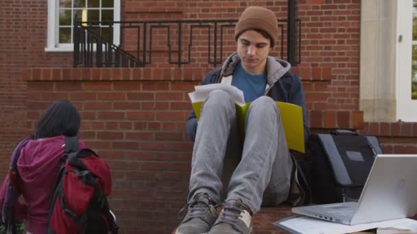 Estudiante estudiando al aire libre — Vídeo de stock
