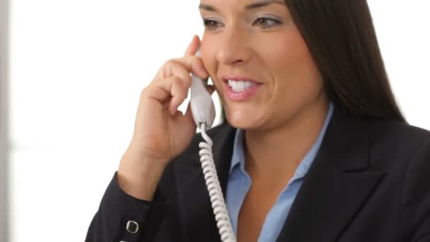 Businesswoman talking on telephone — Stock Video