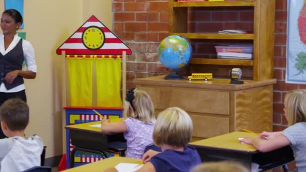 Estudantes da escola levantam as mãos — Vídeo de Stock