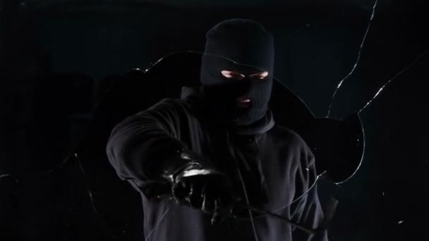Masked robber breaking window — Stock Video