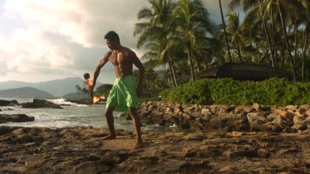 Hawaiianische Tänzerin mit Feuermesser — Stockvideo