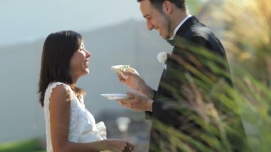 Gelin ve damat birbirine kek besleme
