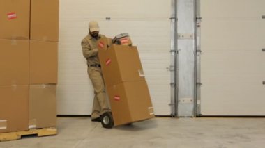 Teslimatçı paketler sunar