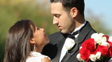 Gelin ve damat öpüşüyor.