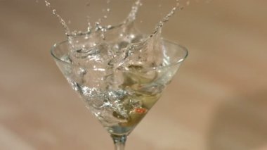 Martini düşen zeytin