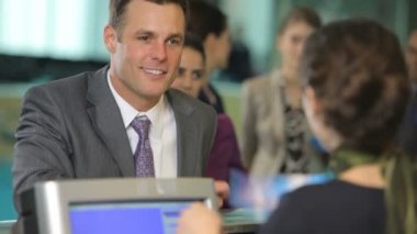 Yolcu bilet kontuarında check-in