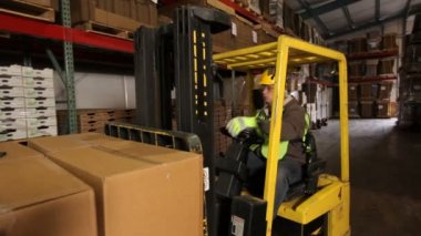 Depoda forklift operatörü