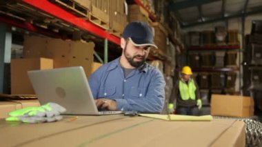 Erkekler sanayi sevkiyat içinde çalışma