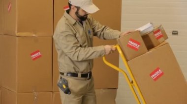 Teslimatçı paketler sunar