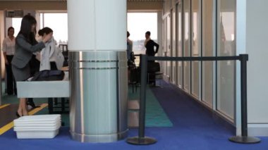 Yolcular havalimanında ekranlı