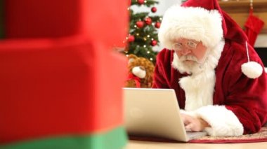 Noel Baba dizüstü bilgisayarda yazarak