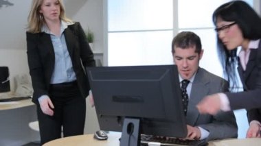 Bilgisayar başında işadamları bak