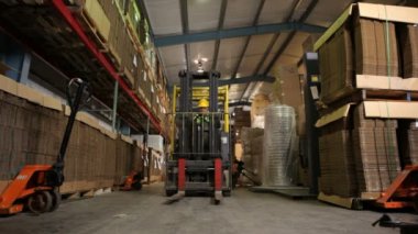 Teslimatçı paketleri taşıma