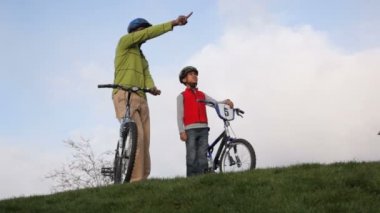 Baba ve oğul bisiklet ile