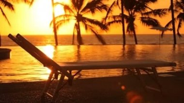 Havuz kenarında oturan kadın