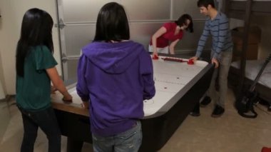 İnsanlar hava hokeyi