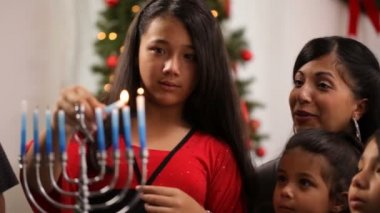 Menorah aydınlatma birlikte aile