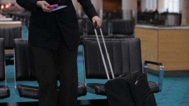 Havaalanında kadın bekler