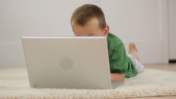 Мальчик с ноутбуком — стоковое видео