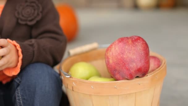 Девушка с яблоками — стоковое видео