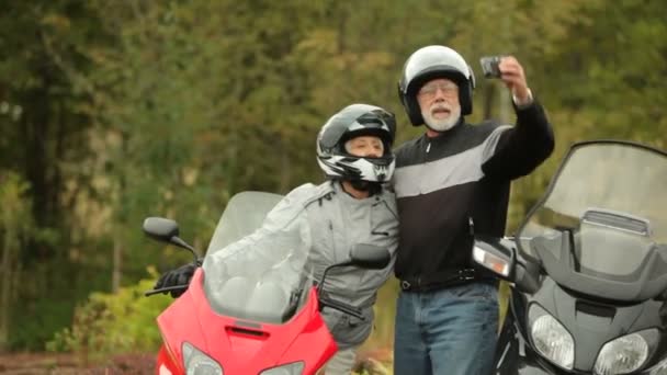 Casal em scooters fazendo selfie — Vídeo de Stock