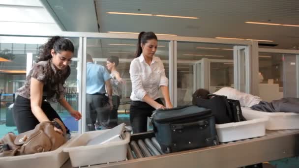 Путешественники после досмотра багажа — стоковое видео
