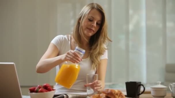 Mulher tomando café da manhã — Vídeo de Stock