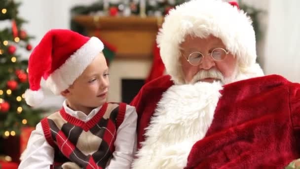 Santa Claus geeft geschenk aan jongen — Stockvideo