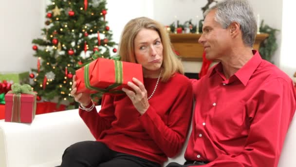 Couples matures échangeant des cadeaux — Video