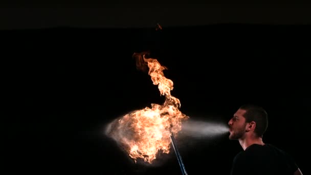 Homme respirant le feu — Video