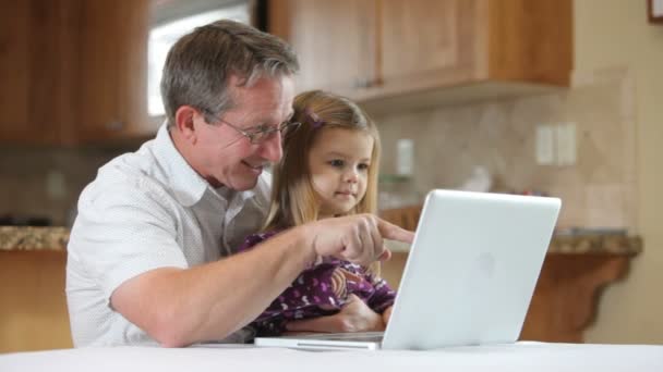 Dziadek i wnuczka z laptopa — Wideo stockowe