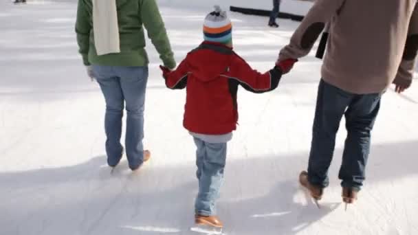 Οικογενειακή πατινάζ στον πάγο — Αρχείο Βίντεο