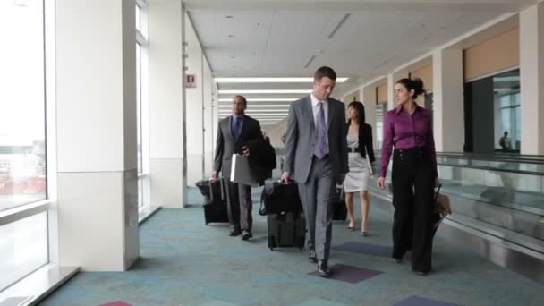 As pessoas caminham pelo lobby do aeroporto — Vídeo de Stock