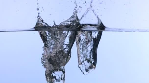 Cubos cayendo al agua — Vídeos de Stock